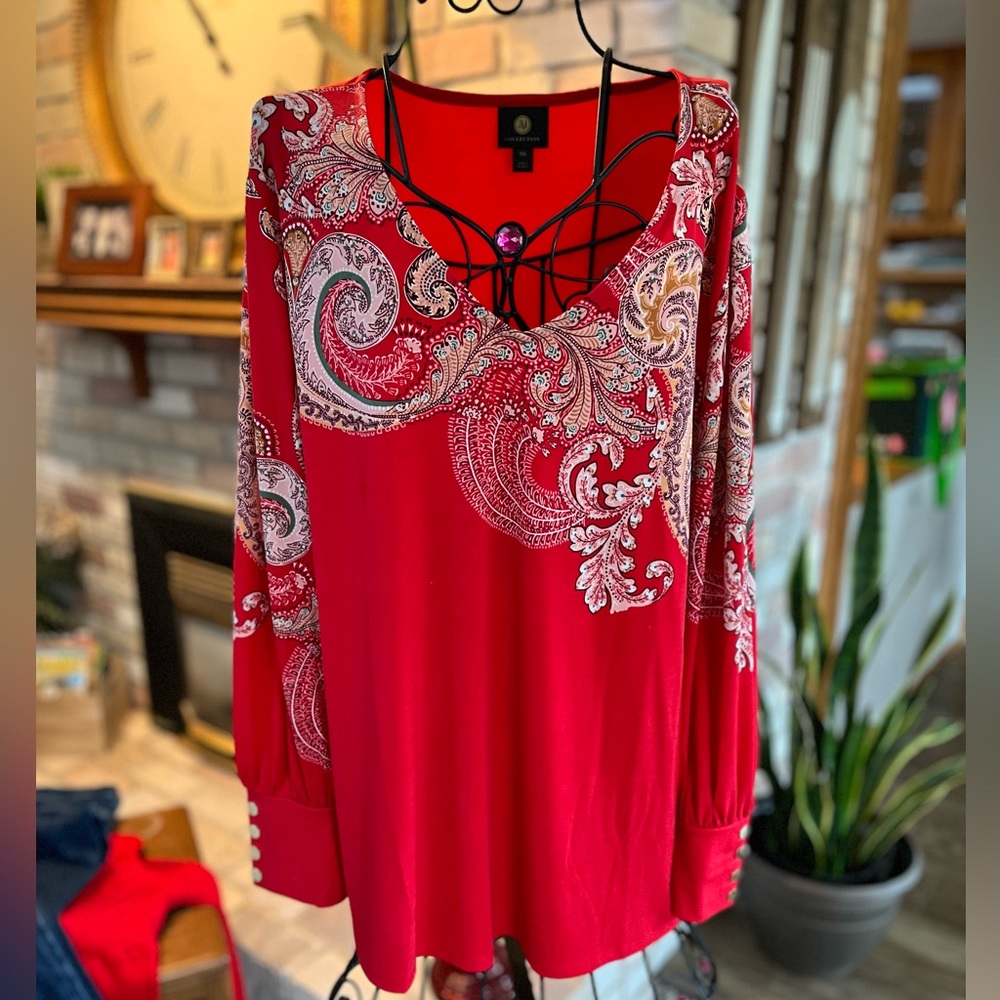 JM Collection floral blouse adorable button detail on sleeve. XXL worn once